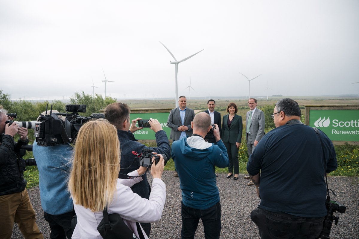 RachelReevesMP's tweet image. Our mission to cut energy bills, create well-paid jobs and become a clean energy superpower runs through Scotland.

Fantastic to see some of that already happening at Scottish Power today.