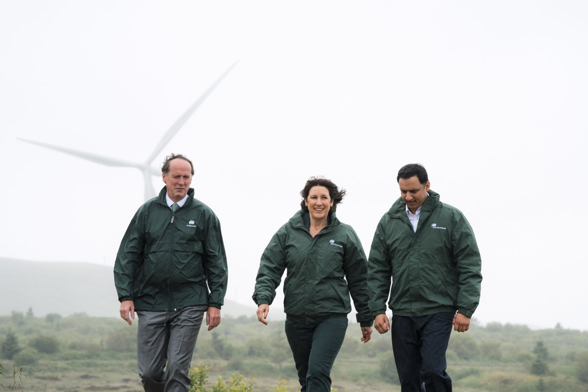 RachelReevesMP's tweet image. Our mission to cut energy bills, create well-paid jobs and become a clean energy superpower runs through Scotland.

Fantastic to see some of that already happening at Scottish Power today.