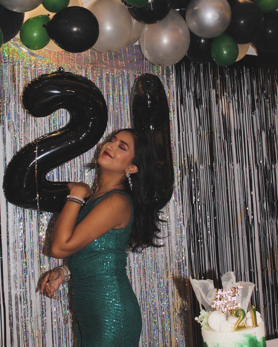 naliii_a's tweet photo. 21 candles and balloons on my profile 🥂🤭 https://t.co/M5eU4X0Npi