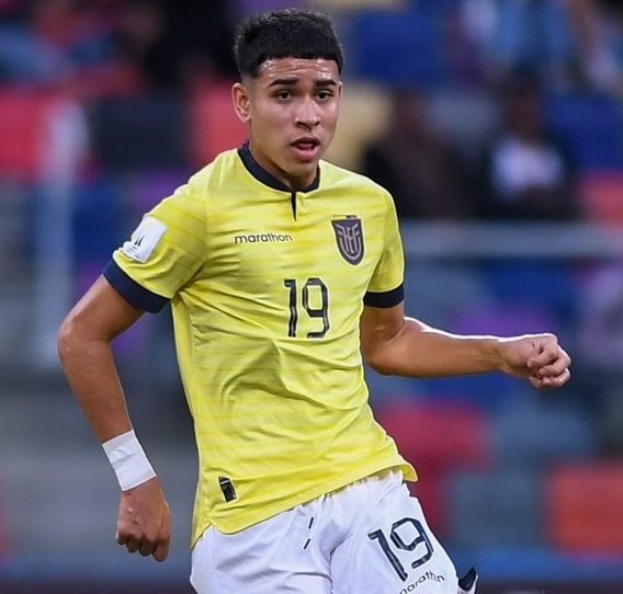 ProfeHerrera's tweet photo. Así como perdonaron a Kendry Páez para que no se les dañe el negocio, deben hacerlo con Arboleda y Plata. No estoy de acuerdo con la indisciplina, pero la ley debe ser para todos. Sánchez Bas es un títere nada más, por eso lo trajeron, porque es manejable. 'Choclo' Quintero debe ser convocado, Ortíz de igual manera. No tenemos gol, convoquen a Campana. ¿Cuál es el problema? Cuando dirigentes del fútbol dejen de usar la Selección para sus negocios personales y no intervengan en las convocatorias, ahí empezará a cambiar realmente nuestro fútbol, se podrá lograr objetivos. Mientras tanto seguiremos como estamos.