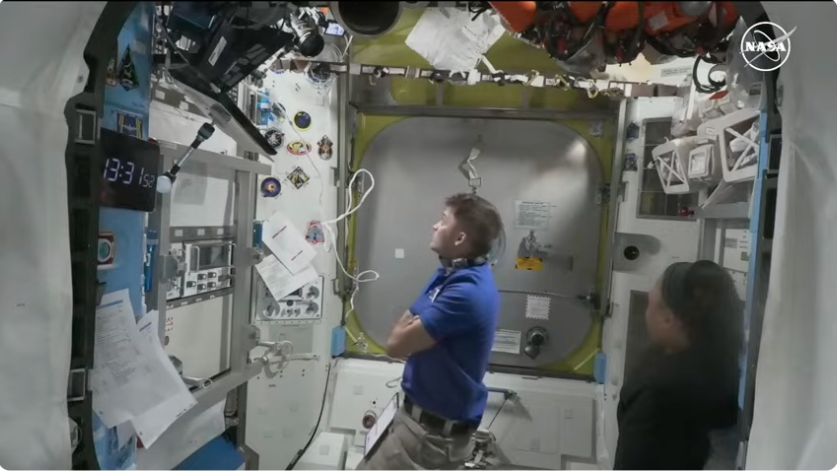 genejm29's tweet photo. #NASA #EVA90 #EVA271 - Matt Dominick and Jennette Epps monitoring things, Dyson and Barratt reporting the repress rate is good. https://t.co/d6bRmoyGzK