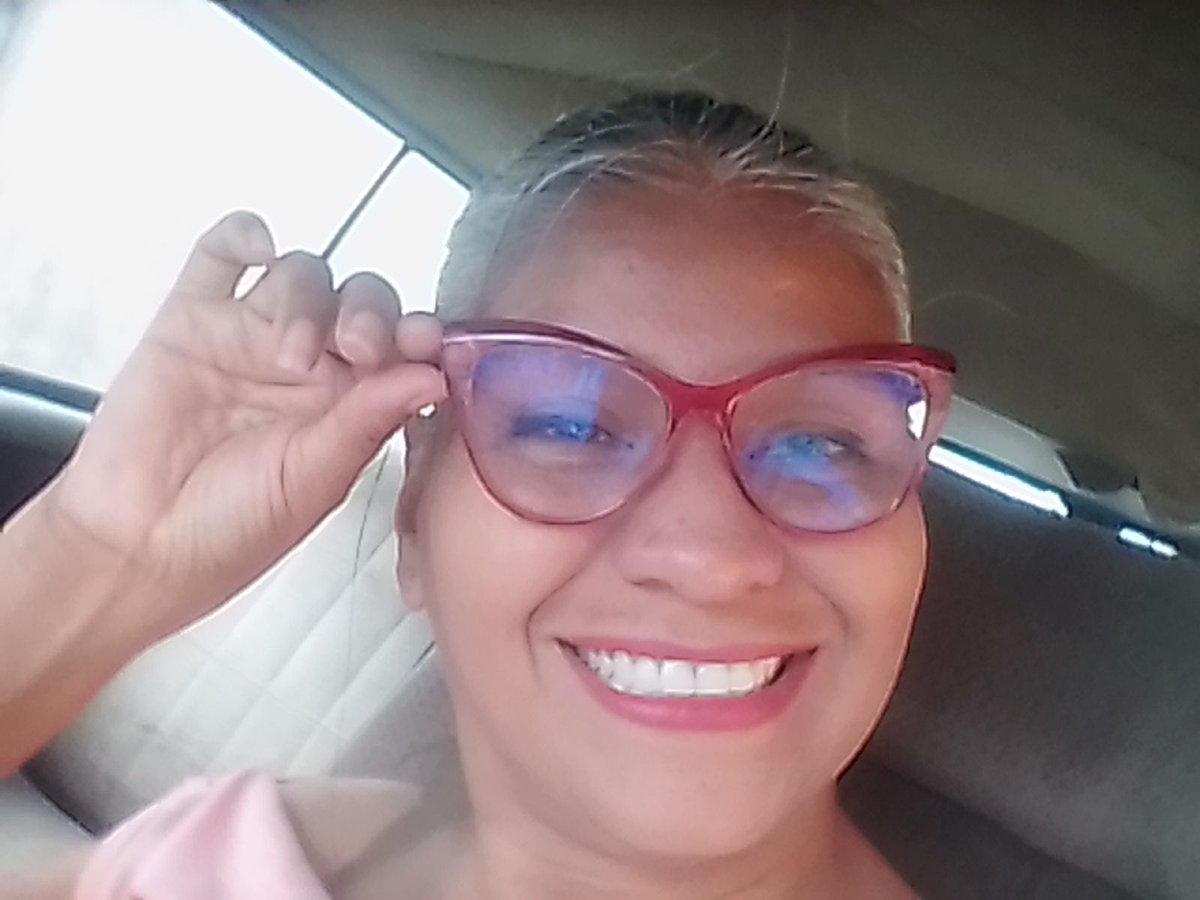 Taniatabares17's tweet photo. Siiiiiii como no... #NoPodrán acabar con el CHAVISMO, puede haber descontentos, pero YO jamás le daré mi VOTO a la DERECHA, escuché a un vecino vociferar, que 😂😂😂 me da 😉 he acá con mi mejor sonrisa, amárguense ustedes https://t.co/9NA059S6MD