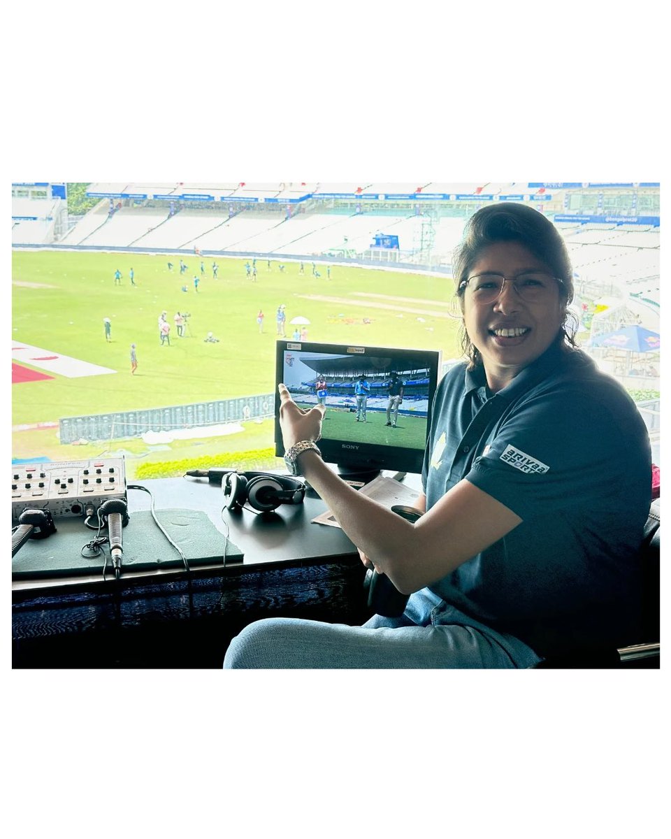 JhulanG10's tweet photo. Perks of following your passion✨💚

#BengalProT20League #CommentaryBox #BestView #Pose #BTS https://t.co/Om8iKAstOu