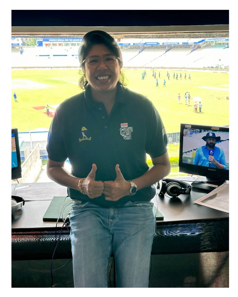 JhulanG10's tweet photo. Perks of following your passion✨💚

#BengalProT20League #CommentaryBox #BestView #Pose #BTS https://t.co/Om8iKAstOu