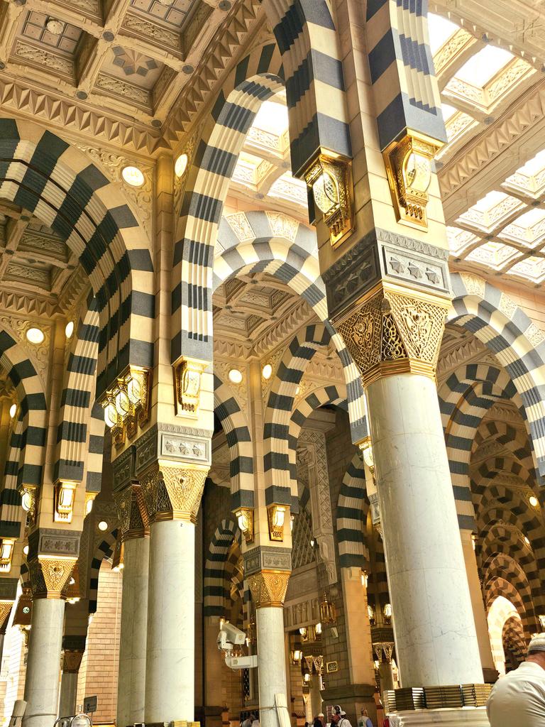 Hilmi28's tweet photo. Alhamdulillah, tiba di Masjid Nabawi. Insya Allah saya dan jamaah akan di Madinah selama 8 hari utk mengerjakan sholat arba'in & berziarah ke Makam Rasulullah. Semoga teman2 yg membaca postingan ini Allah mudahkan utk berziarah juga ke makam Baginda Nabi & sholat arba'in disini. Allahumma sholli 'ala Sayyidna Muhammad wa 'ala ali Sayyidina Muhammad ❤️