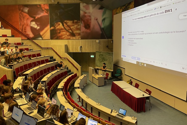 Deze week geven wij onderwijs in 'Biomedisch Onderzoek in de Geneeskunde' voor de eerstejaars Biomedische Wetenschappen.

De start met het hoorcollege van de #Walaeus #UBLeiden 
#LUMC #Wooclap #PubMed