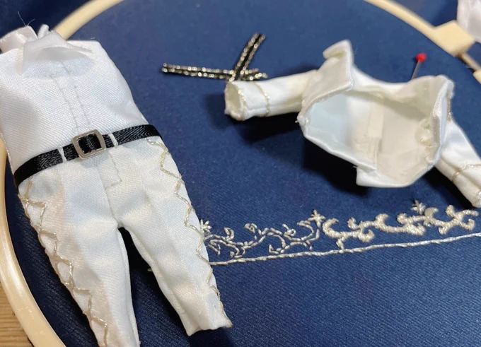 【展示】 6/30JBにて、くんのねんどろいどどーるの展示を行います。 ドルパロ本作中の大事なシーンでくんが着用している衣装をお友達が作ってくれました 小さい衣装にも関わらずものすごく綺麗に仕上げてくれて感謝しかありません…!! お立ち寄りの際は是非ご覧ください