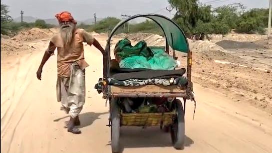 SABSEBADAFEREBI's tweet photo. महाराणा प्रताप के राजस्थान में प्रतापराम जी के साथ क्या कर दिया युवाओं ने ये
रिल्स के चक्कर में किसी की जिंदगी से मत खेलो।
कुछ तो मान सम्मान रखो।
#Rajasthan
#थार https://t.co/dVJeZ49FlV