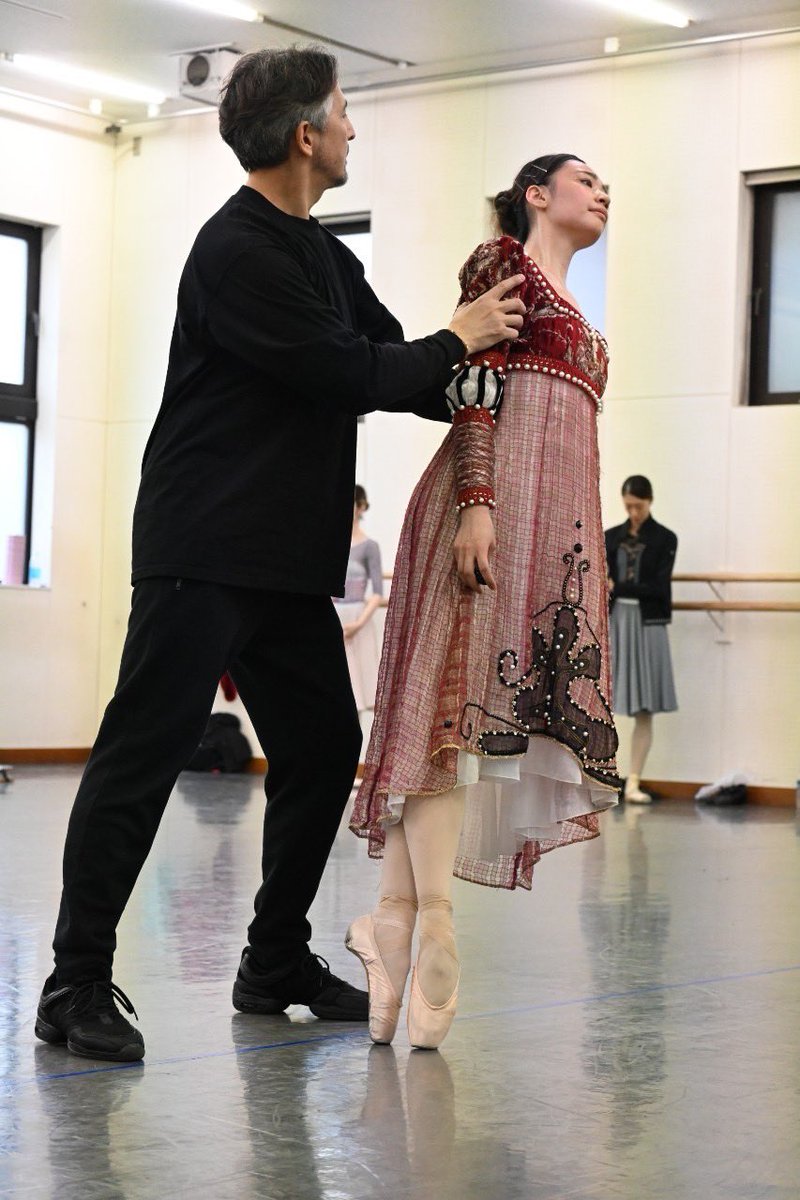 AsamiMakiBallet's tweet photo. 【Today's shot📸】
「ロメオとジュリエット」
命懸けで生きる若者たちが、運命に翻弄されながらも愛を知り、愛のために選ぶ道は…

ジュリエット　光永 百花
1. 保坂 アントン 慶(ロレンツォ修道士)
2. 石田 亮一(パリス)
3. 京當 雄一郎、三宅 里奈(キャピュレット公、夫人)
4. 田切 眞純美 (乳母) https://t.co/U4ccztLda5