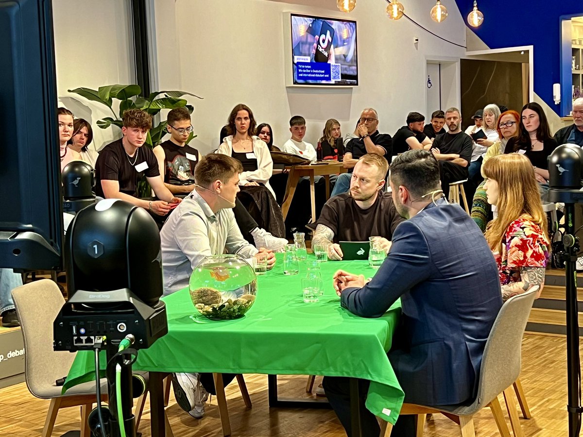 Was ist für Jugendliche das wichtigste Thema in der Politik? Mit 56% ganz klar: Krieg in der Welt. Gefolgt von Klimawandel &amp; Migration. Den ganzen Stream mit <a href="/HeidiReichinnek/">Heidi Reichinnek</a>, <a href="/funke_fabian/">Fabian Funke</a>, <a href="/HalakMuhanad/">Muhanad Al-Halak</a> <a href="/JanSchipmann/">Jan Schipmann</a> gibt’s hier: t.ly/fGYfB. Wakeup! <a href="/telefonica_de/">Telefónica Germany</a>