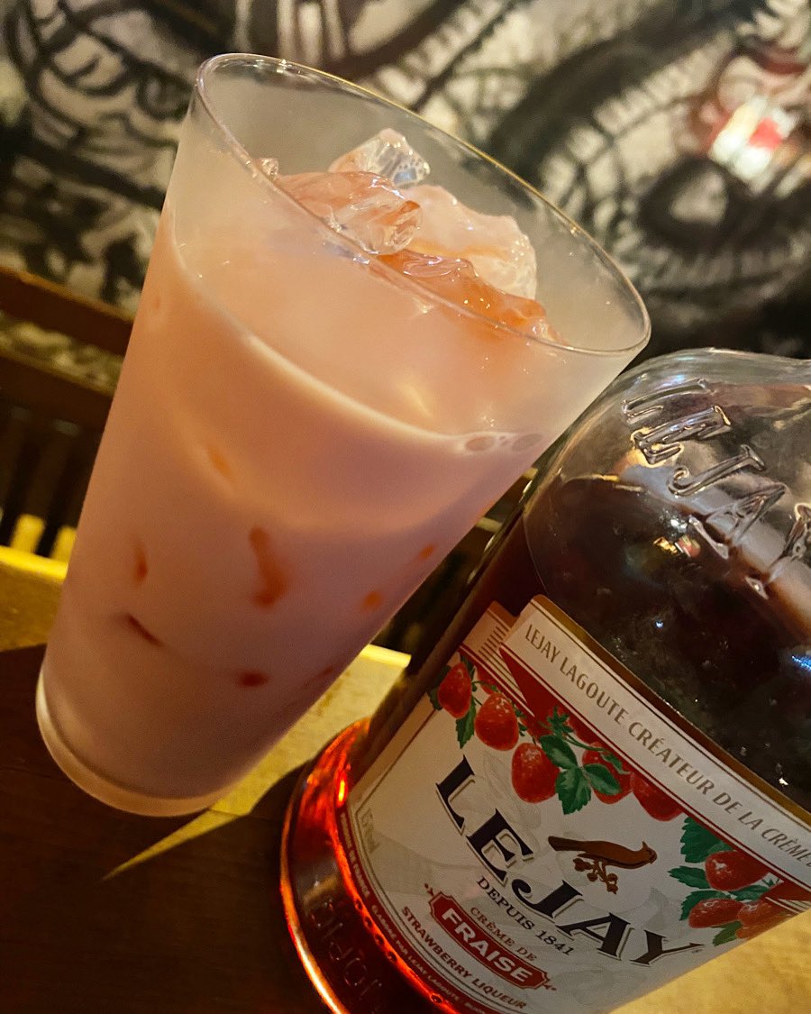 BARREDCORNER's tweet photo. 6/24月 曇り蒸し暑ー
レッドコーナーは元気に営業行っております^_^みなさまのお越しをお待ちしております♪
松田聖子ちゃんからちなんだオリジナルカクテル
ストロベリータイム、久しぶりにー
ケーキのように甘い〜
#strawberry #ストロベリー #オリジナル #カクテル #lejay #fraise #いちご https://t.co/hUDKnYPtB3