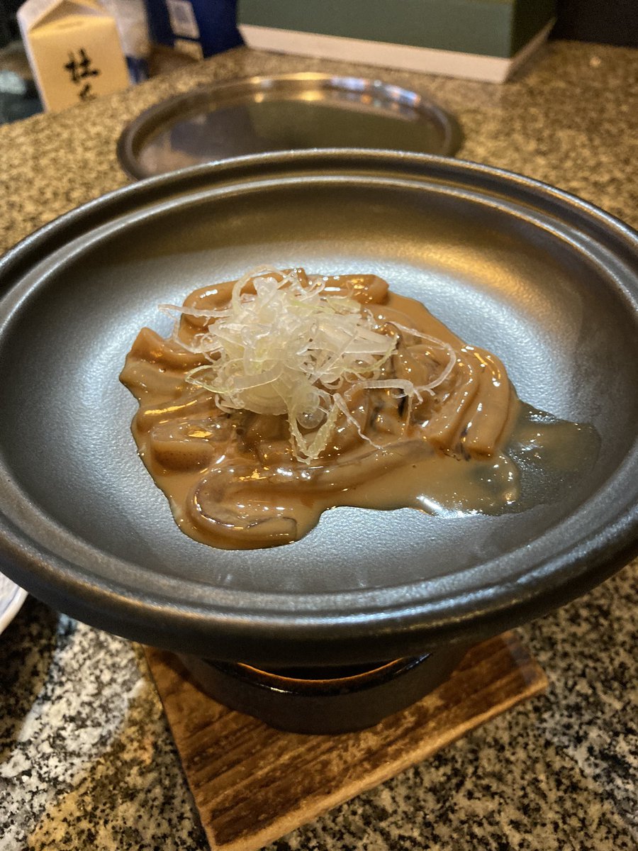 仙台に来てます。昨日は雨の松島。今日は平泉の金色堂で、仙台駅前で晩飯。
お通しが、イカの陶板焼き