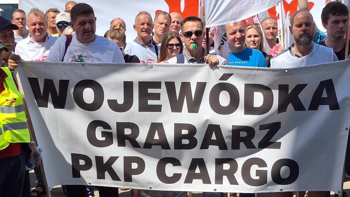 European Transport Workers' Federation (@etf_europe) on Twitter photo On June 19, 2024, <a href="/Solidarnosc_/">NSZZ Solidarność</a> protested at PKP CARGO S.A. headquarters in Warsaw against the interim Management Board's decision to place up to 30% of workers on forced leave with only 60% of their salaries. Under the slogan "We want to work, not starve," the union demanded the On June 19, 2024, <a href="/Solidarnosc_/">NSZZ Solidarność</a> protested at PKP CARGO S.A. headquarters in Warsaw against the interim Management Board's decision to place up to 30% of workers on forced leave with only 60% of their salaries. Under the slogan "We want to work, not starve," the union demanded the