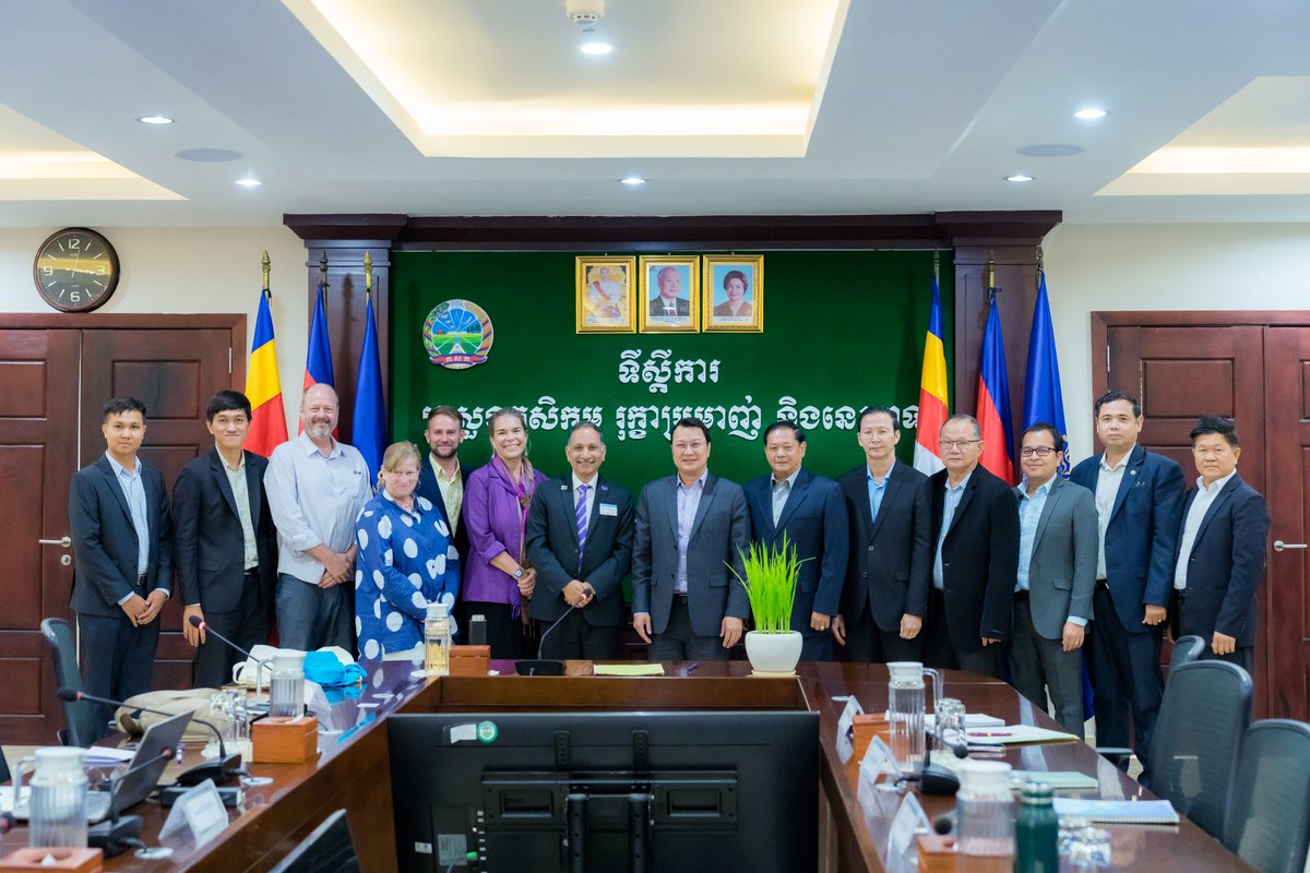 CE SAIN Cambodia (@cesaincambodia) on Twitter photo Jun 19th, 2024 - Prof. Dr. Vara Prasad, the representatives from <a href="/SIIL_KSU/">Sustainable Intensification Innovation Lab</a>, Prof. Dr. Ngo Bunthan, Rector of Royal University of Agriculture (RUA), & <a href="/CESAINCambodia/">CE SAIN Cambodia</a> of Faculty AEC had a courtesy meeting with H.E. <a href="/TinaDITH/">Tina DITH (αα·α ααΈααΆ)</a>, the Minister of Agriculture, Forestry, and Fisheries. Jun 19th, 2024 - Prof. Dr. Vara Prasad, the representatives from <a href="/SIIL_KSU/">Sustainable Intensification Innovation Lab</a>, Prof. Dr. Ngo Bunthan, Rector of Royal University of Agriculture (RUA), & <a href="/CESAINCambodia/">CE SAIN Cambodia</a> of Faculty AEC had a courtesy meeting with H.E. <a href="/TinaDITH/">Tina DITH (αα·α ααΈααΆ)</a>, the Minister of Agriculture, Forestry, and Fisheries.