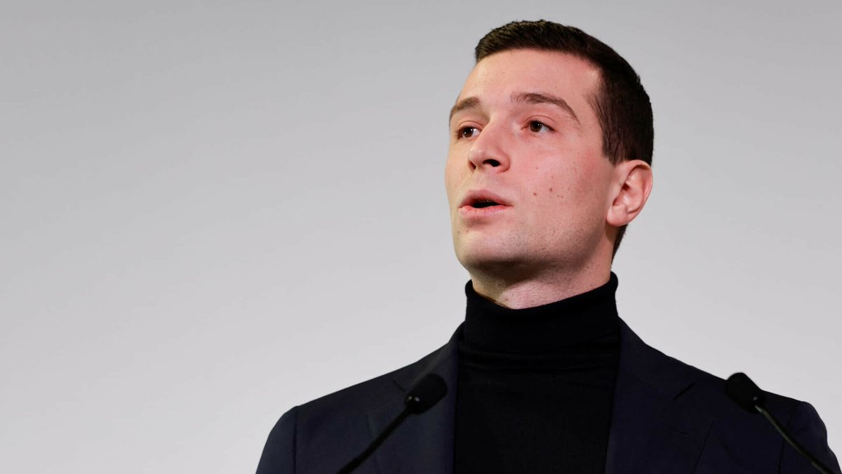 "Les gens détestent Macron, parce que il est intelligent.
les gens détestent Macron parce que il a réussi ses études.
les gens détestent Macron parce que il a réussi dans sa vie professionnelle.
Bref, les gens détestent Macron, parce que il a été élu président de la république.