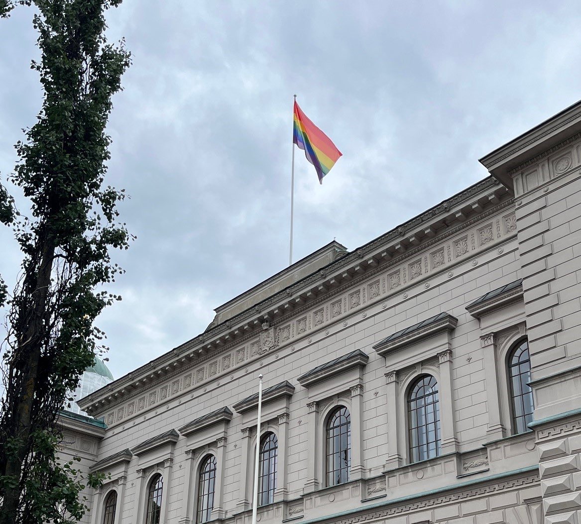 Ihmisarvo ja yhdenvertaisuus ovat Suomen tasavallan perusarvoja. Pride-kuukausi muistuttaa siitä. Työelämässäkin kaikkia pitää katsoa samalta silmien tasalta. Liehuvien lippujen myötä toivotan meille kaikille rauhaisaa kesän aikaa! 🏳️‍🌈🇫🇮
⁦⁦<a href="/SuomenPankki/">Suomen Pankki</a>⁩ ⁦<a href="/FIN_FSA/">Finanssivalvonta</a>⁩