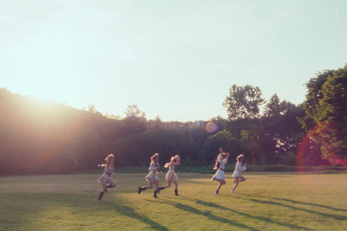 revefiles's tweet photo. red velvet 'cosmic' https://t.co/JHiX2ttzbq