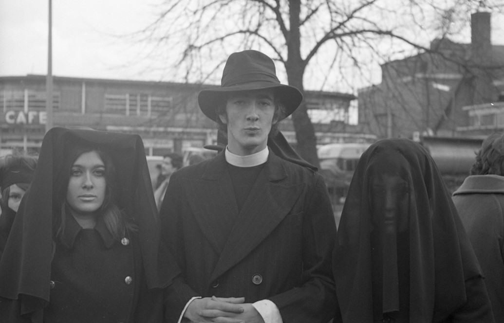 feministuncanny (@feministuncanny) on Twitter photo A funeral for #arteducation, student action, Hornsey College of Art (now part of <a href="/MiddlesexUni/">Middlesex University</a> ), 1968. 181 academic posts at risk of #redundancy, with a staff consultation period over the summer holidays and no prior consultation with <a href="/ucu_mdx/">UCUMDX</a> <a href="/ucu/">UCU</a> <a href="/defendthearts/">Defend the Arts & Hums</a> A funeral for #arteducation, student action, Hornsey College of Art (now part of <a href="/MiddlesexUni/">Middlesex University</a> ), 1968. 181 academic posts at risk of #redundancy, with a staff consultation period over the summer holidays and no prior consultation with <a href="/ucu_mdx/">UCUMDX</a> <a href="/ucu/">UCU</a> <a href="/defendthearts/">Defend the Arts & Hums</a>