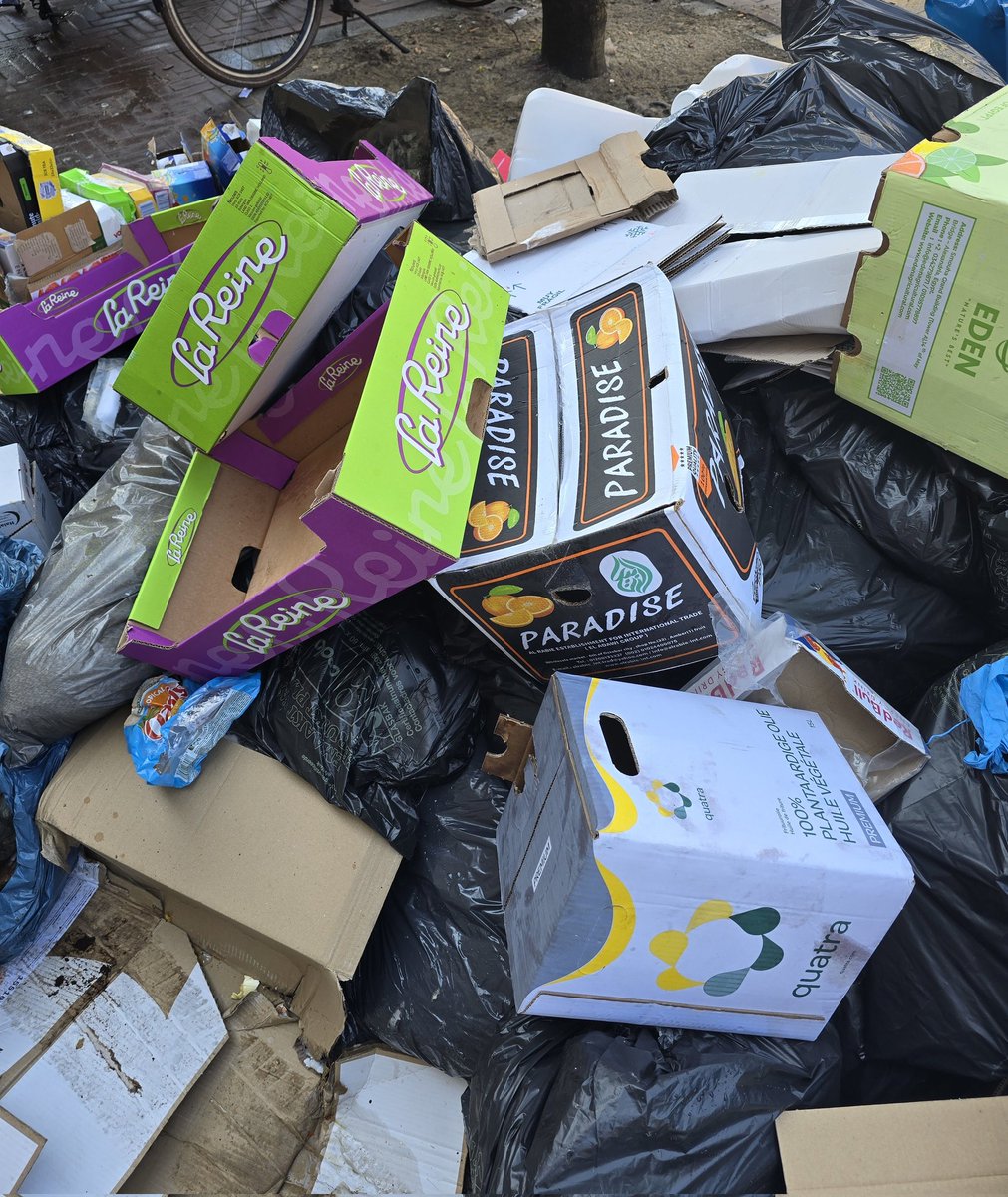 MarcelDellebeke's tweet image. nog stééds⬆️dezelfde #dumpzone (ja toch @AmelieStrens): hoe #bedrijfsafval elke nacht 'aangeboden' - gedumpt - wordt..
#vuilnisbelt #ongediertecultivering
en de ophaal komt morgen pas weer

en dit is nog maar 1 van 1000en zulke plekken @020centrum waar elke nacht zo gedumpt wordt