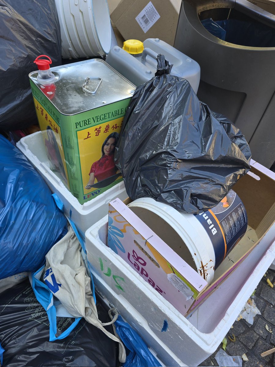 MarcelDellebeke's tweet image. nog stééds⬆️dezelfde #dumpzone (ja toch @AmelieStrens): hoe #bedrijfsafval elke nacht 'aangeboden' - gedumpt - wordt..
#vuilnisbelt #ongediertecultivering
en de ophaal komt morgen pas weer

en dit is nog maar 1 van 1000en zulke plekken @020centrum waar elke nacht zo gedumpt wordt