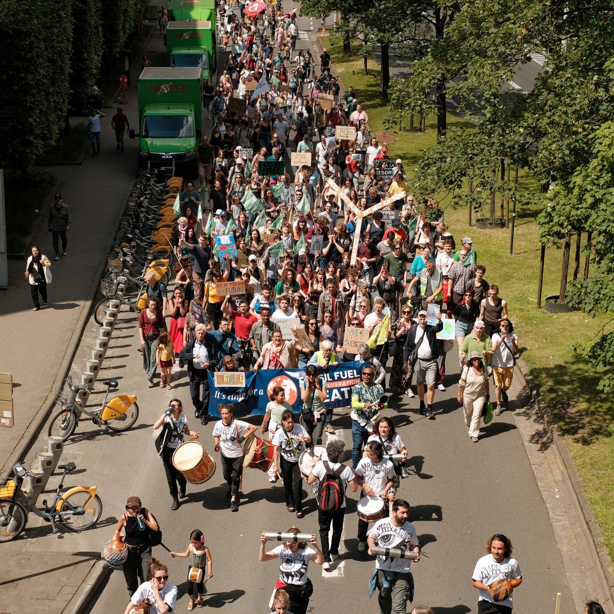 Rise4ClimateBE's tweet photo. This Sunday in the streets of Brussels before @EUCouncil We want the 27 to maintain their climate commitments and adopt a Fossil Fuel Non-Proliferation Treaty
We want a social Europe for all!
Austerity will drive up the far right!
#fossilfueltreaty #notoausterity #riseforclimate https://t.co/sqBJoR7nJ4