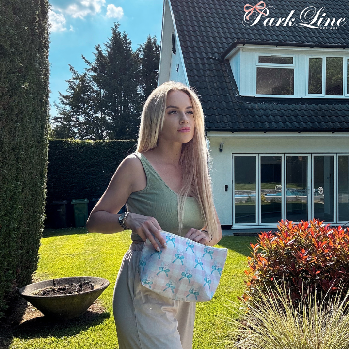 ParkLineDesign's tweet photo. Meet the Caroline Print Accessory Pouch with T-bottom, your stylish solution for all organizational needs. Elevate your organization game with Caroline Print!📚💄

𝐆𝐞𝐭 𝐲𝐨��𝐫𝐬 𝐡𝐞𝐫𝐞: https://t.co/SBMcJ3UKhu

#OrganizationGoals #StylishStorage #TravelEssentials #Accessory https://t.co/uAlcjv2gfn