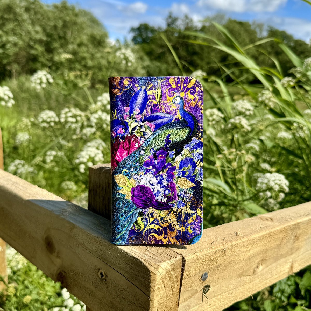 StringberryUK's tweet image. Dressed in elegance, from head to tail. 🦚💎

#peacockphonecase #walletphonecase #jewelcolours 

stringberry.com/collections/wa…