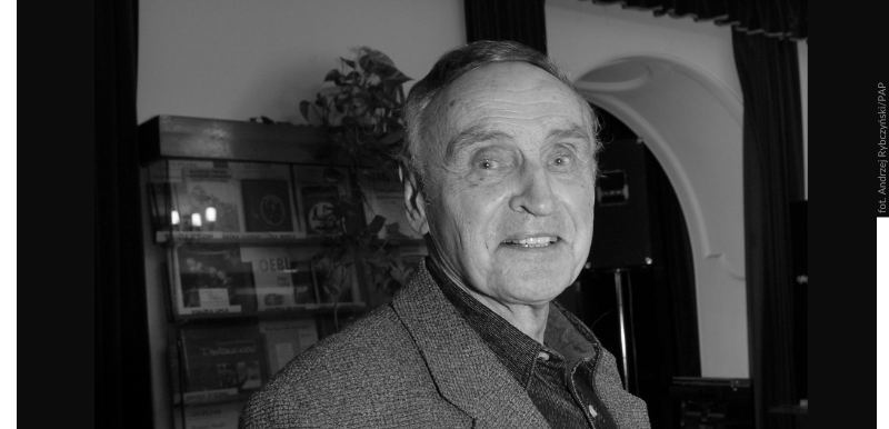 filmsfrompoland's tweet image. Odszedł #AndrzejMularczyk, ceniony polski pisarz, scenarzysta filmowy oraz autor reportaży i słuchowisk radiowych. W chwili śmierci autor scenariusza do kultowego filmu #SamiSwoi miał 94 lata.

pisf.pl/aktualnosci/ni…