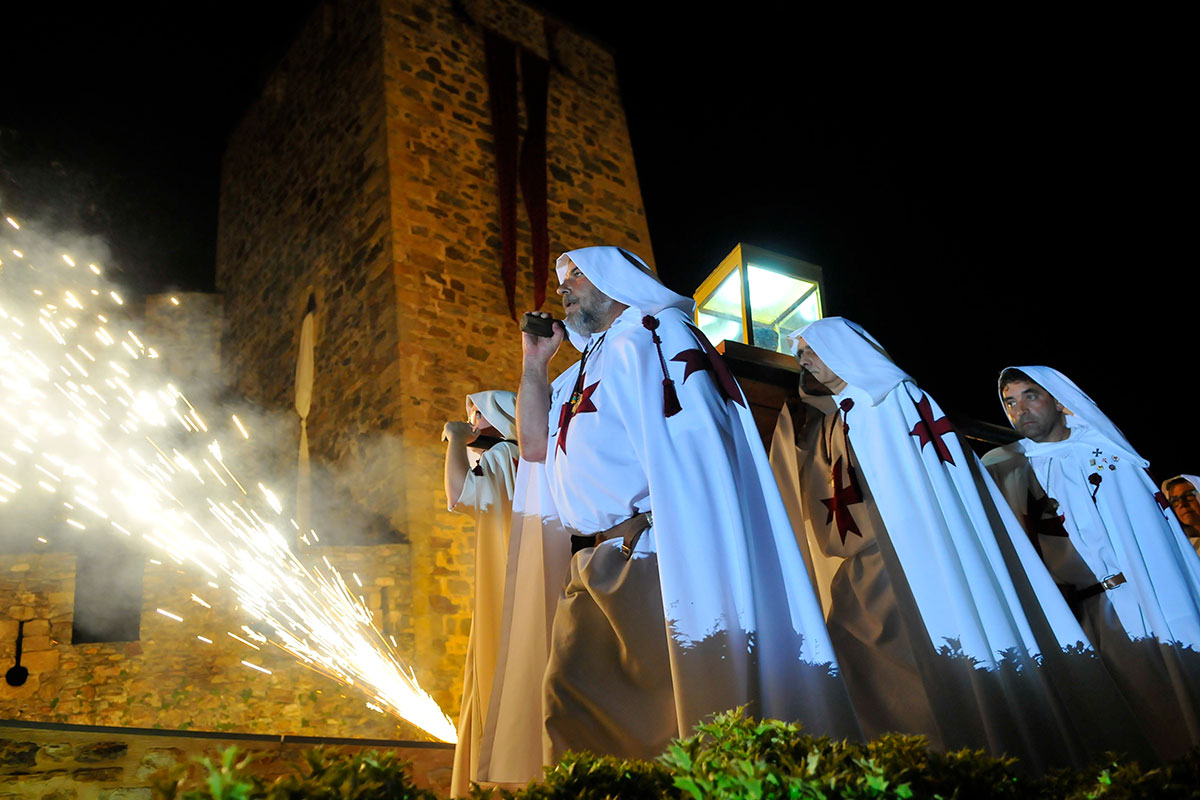 🤩 El gran desfile de la Noche Templaria tendrá lugar esta noche. La música y los fuegos artificiales recibirán al Arca y al Grial en el Castillo de los Templarios.

#NocheTemplaria #turismoponferrada #Bierzo