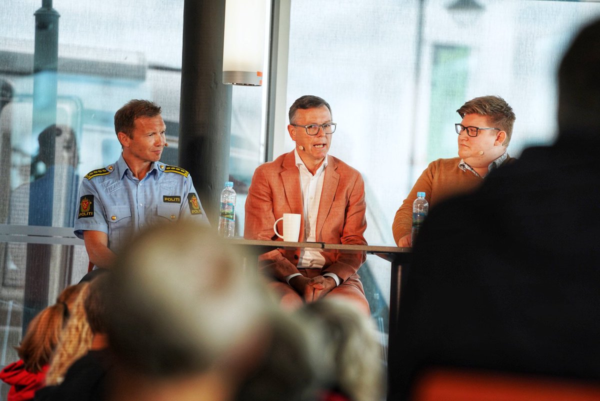 Vi må gi unge en mulighet til å lykkes med noe, vi må ta hånd om de som havner i utenforskap - dette kan ikke overlates til de kriminelle nettverkene. UiT kan mye om utenforskap og kan bidra her. <a href="/UiT_DagRune/">Dag Rune Olsen</a> under debatten High Noon, som ledes av Arne O. Holm. <a href="/FestspillNN/">FestspillNN</a>