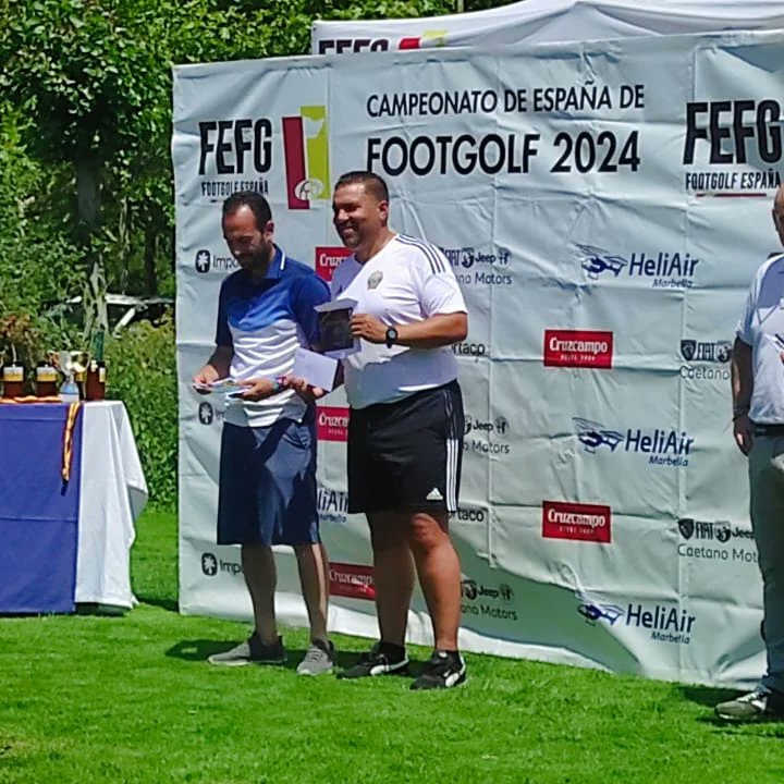 Acaba la Etapa 6️⃣ del Campeonato de 🇪🇦 a 36 hoyos..... Y nuestro Súper <a href="/moilopez88/">moises lopez</a> se trae otro trofeo a casa.... 🥈 En Catg. Senior 💪👟⛳⚽

También, <a href="/JulioDurnRodrg1/">Tuleron🇮🇨</a> se trae el trofeo al Putt más largo de la jornada del domingo ➡️⚽

#Ensalitrate #SomosSalitre <a href="/CanariasFG/">Canarias FootGolf</a>