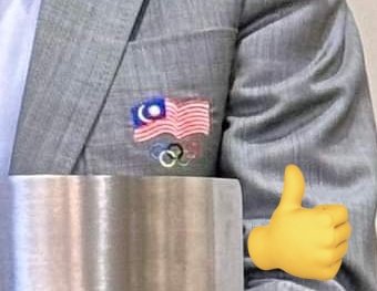 theone_xyz's tweet photo. Pakaian rasmi Kontinjen Malaysia ke Sukan Olimpik. 

Design satu hal. Presentation &amp; gimik satu hal. Yonex satu hal. Yang meluluskan pun satu hal.

Cuma lebih terkilan bila bendera Malaysia diwarnakan macam tu. 

Imo, Malaysia = 🇲🇾 https://t.co/HAAmDokbYH