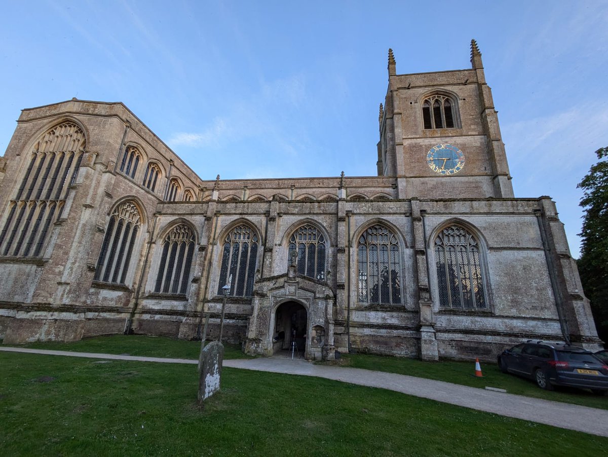 NatinSacrdPlcs's tweet photo. An amazing 1046 pipistrelles emerging at Holy Trinity, Tattershall last week. The church have been a flagship for showing how churches can celebrate their bats and ecologist Barry Collins and Lincs Bat Group continue to work alongside them. #bats #churches
@LincsChurches https://t.co/A42U9tq2eY