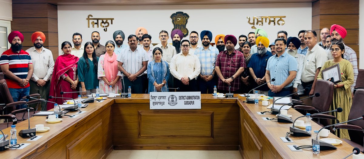 ਡਿਪਟੀ ਕਮਿਸ਼ਨਰ ਵੱਲੋਂ ਲੋਕ ਸਭਾ ਚੋਣਾਂ ਦੌਰਾਨ ਸ਼ਾਨਦਾਰ ਸੇਵਾਵਾਂ ਨਿਭਾਉਣ ਵਾਲੇ ਅਧਿਕਾਰੀਆਂ ਤੇ ਕਰਮਚਾਰੀਆਂ ਦਾ ਸਨਮਾਨ

ਚੋਣ ਪ੍ਰਕਿਰਿਆ ਸੁਚੱਜੇ ਤੇ ਨਿਰਵਿਘਨ ਢੰਗ ਨਾਲ ਨੇਪਰੇ ਚਾੜ੍ਹਨ ਲਈ ਅਧਿਕਾਰੀਆਂ ਤੇ ਕਰਮਚਾਰੀਆਂ ਨੂੰ ਦਿੱਤੀ ਮੁਬਾਰਕਬਾਦ

facebook.com/permalink.php?…