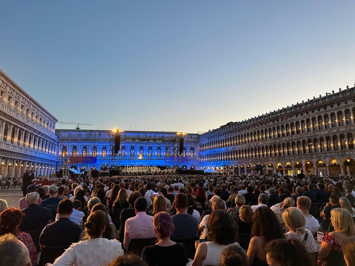 CMVenezia's tweet image. Sabato 13 luglio grande concerto dell’orchestra e del coro del Teatro La Fenice in Piazza San Marco con un omaggio a Giacomo Puccini nel centenario della morte.
Riduzioni sul prezzo dei biglietti per i residenti nei comuni della @CMVenezia. 
info 👉bit.ly/4cuiaCC