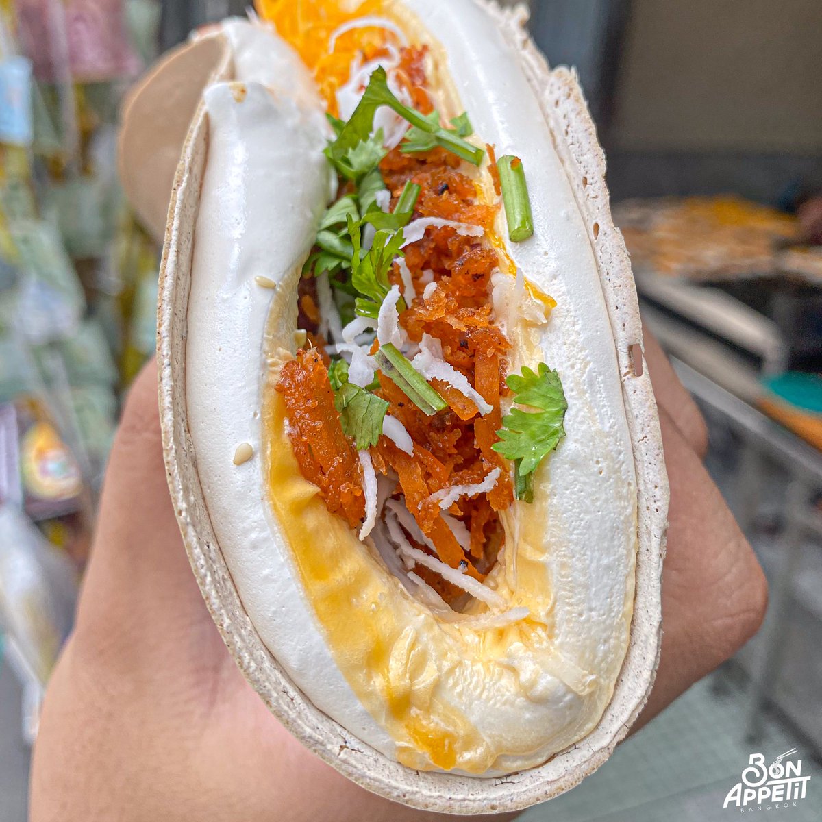 bon_appetitbkk's tweet photo. ขนมเบื้องวัดอรุณเปิดมา 50 เกือบ 60 ปี มีทั้งหน้าเค็มและหวาน มีแบบโบราณและแบบครีมชิ้นละ 10.- สั่งไปเป็นขนาดใหญ่ชิ้นละ 50.- (ไม่ใช่แบบโบราณน้าาา) ใส่ครีมและ topping ผสมกันระหว่างหวานกับเค็ม ครีมแน่นชิ้นใหญ่ประมาณ 2 มือได้🩷

นอกจากครีมเขายังใส่ไข่แดงดิบให้เนื้อนวลขึ้นและโรยงาคั่วมาหอมๆ ตัวครีมจะออกมันๆไม่ได้หวานมาก พอใส่ไข่แดงในตัวครีม ยิ่งทำให้รสชาตินัวขึ้นนน ส่วนตัวรู้สึกว่ากินเรื่อยๆแล้วแอบเลี่ยนไปนิดดด

ไส้หวานเป็นมะพร้าว🥥กับฝอยทองหวานกำลังดีเลยยย ส่วนไส้เค็ม ไม่เค็มจนเกินไปหอมผักชีกับพริกไทย~ กัดไปเป็น texture ขนมเบื้องที่น้องไม่เคยเจอมาก่อนน ทั้งกรอบและนุ่มฟู😋✨