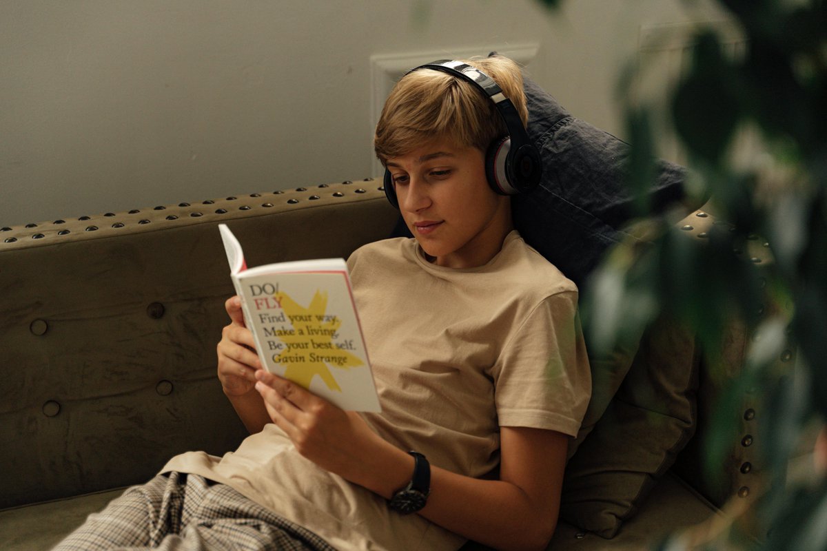 What does the research say about reading on paper vs. reading digital devices? The results may surprise you. kqed.org/mindshift/6407… #DigitalReading #PrintIsNotDead