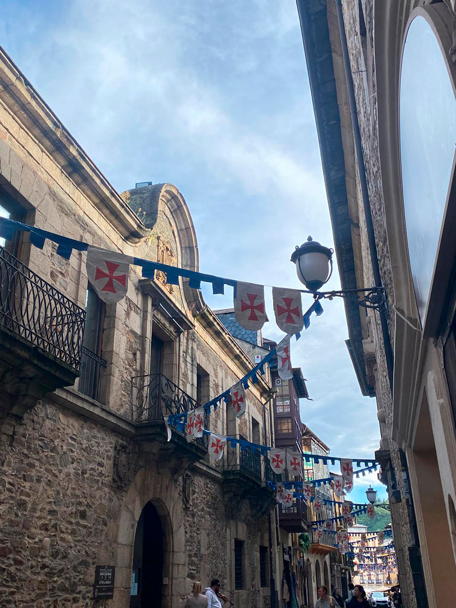 Continúan las actividades de la #NocheTemplaria:
Campamento medieval, PONSFERRATA, La aventura del Grial, Escape Room Templario...
Y como novedades:
✅ Juicio Templario
✅ Gran Torneo Templario

Más información 👉 cutt.ly/Oesq3x45

#turismoponferrada #Bierzo