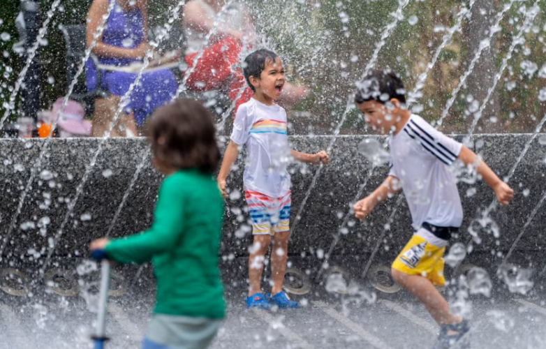NewDelhiTimes's tweet photo. Millions swelter as temperatures soar across US
#US #Swelter
https://t.co/ign37O1nDW https://t.co/3geZpIO8F8