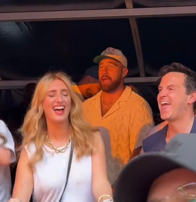 taskmasterhotel's tweet image. good thing taylor didn’t get her on stage she would’ve fallen off …