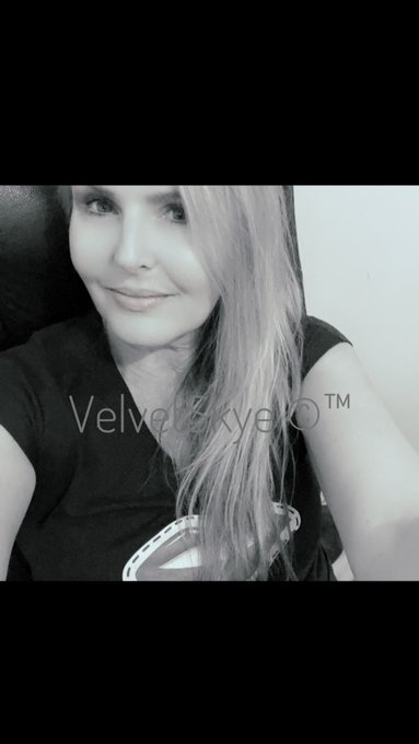 Fluent in three languages&hellip;. English, sarcasm, sexual innuendos . Magnificent Monday, perverts 💋💋 https://t