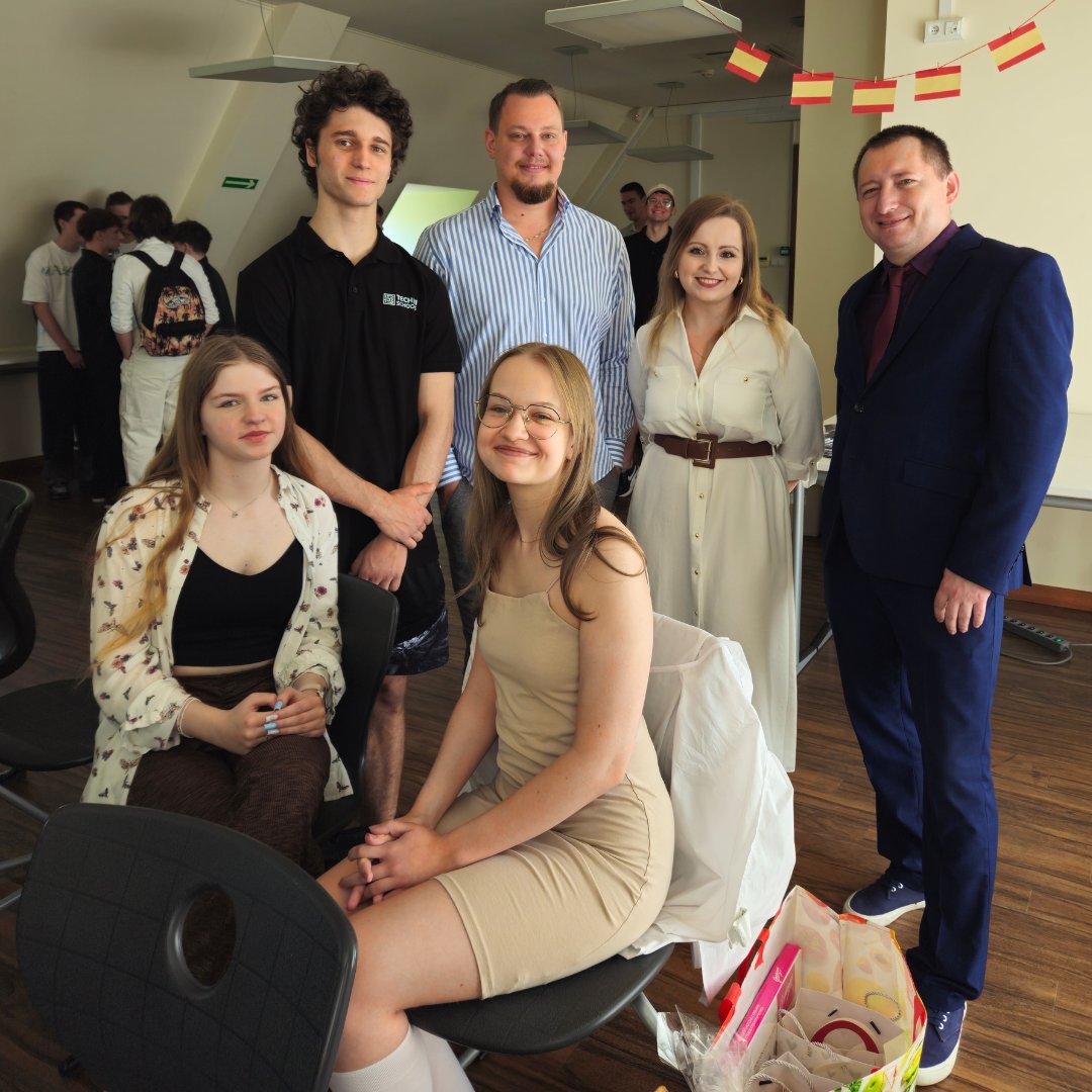 TechniSchools's tweet image. 📌 Kolejny wspaniały rok szkolny za nami!  🙌🏻 🎓🚀

Sezon 2023/2024 bogaty był w sukcesy, nowe doświadczenia i ciekawe projekty.

Uczniom, nauczycielom, rodzicom i całemu zespołowi życzymy fantastycznych wakacji oraz udanych urlopów! 🌴🚀

#technischools #technikumprogramistyczne