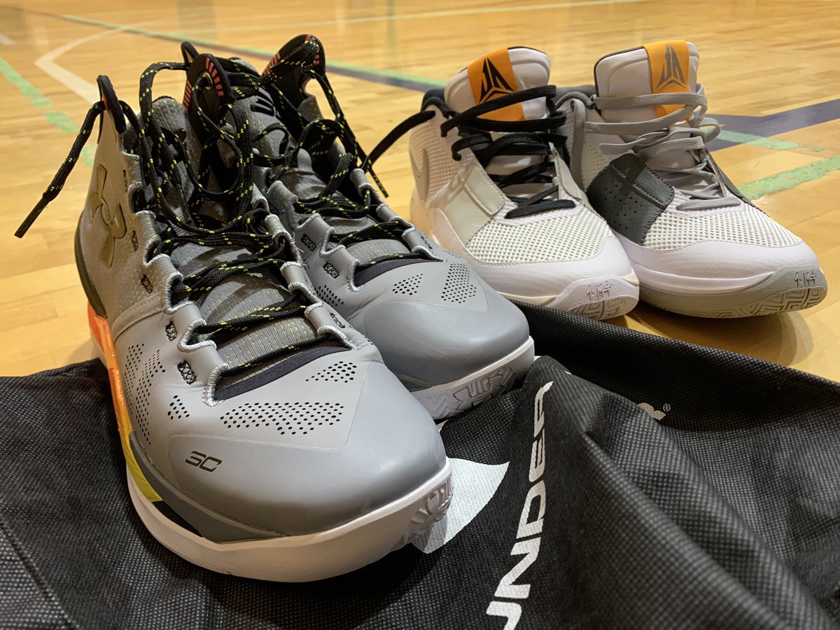 momose515's tweet photo. 今日は二足。
Curry2とJA1。
Curry2は試し履き程度で、アップのみ。
ハイカットというかですが、素材が柔らかくて、ヒールカウンターも必要最低限。
カリーがザムストを使用する為の柔らかさなのか、柔らかいから使用してたのか。
サポーター、買おうかな…
#バスケ
#バッシュ
#Curry2
#JA1は良いです https://t.co/vDRhCOsNvf