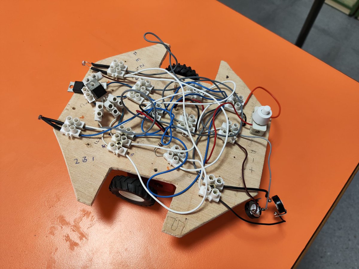 El pasado jueves celebramos la IV Feria de Ciencia y Tecnología. L@s alumn@s diseñaron robots evita-obstáculos, entrenadores de electicidad, robots seguidores de luz… Además alumnos de 1, 2 y 4ESO han expuesto proyectos de otras materias, como la forma de reciclar aguas grises.