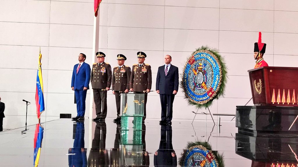 PrensaFANB's tweet photo. 🗓️ #24Jun || Desde el Panteón Nacional, se realiza izada de nuestro Tricolor Nacional en conmemoración a los 203° Aniversario de la Batalla de Carabobo y Día del Ejército Bolivariano. 🇻🇪 https://t.co/8U7vX8NGaA