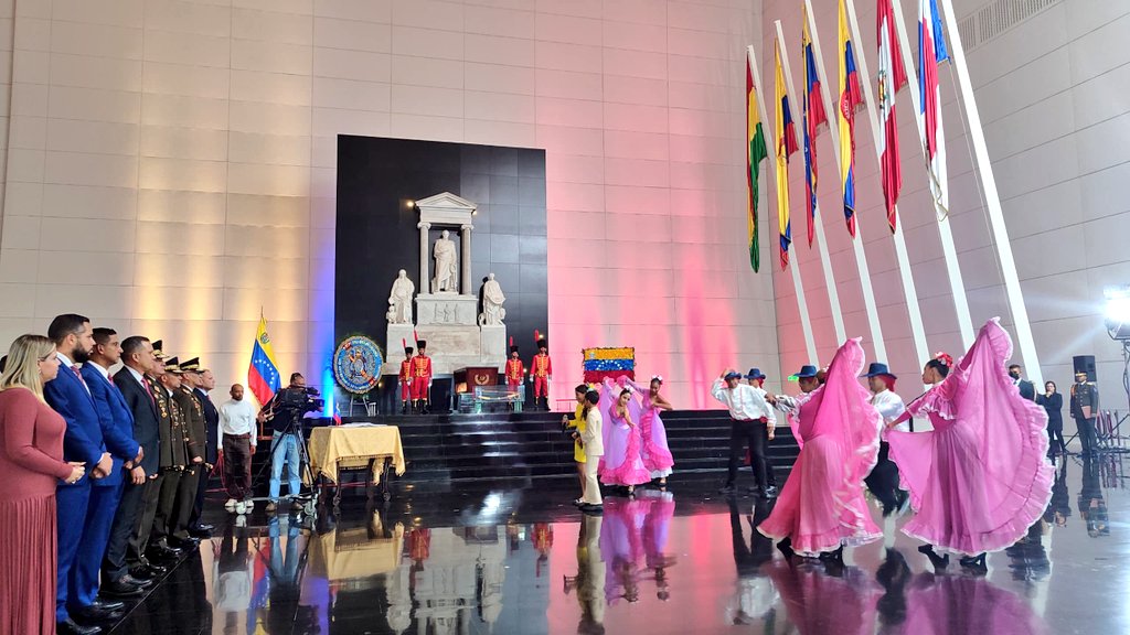🗓️ #24Jun || Desde el Panteón Nacional, se realiza izada de nuestro Tricolor Nacional en conmemoración a los 203° Aniversario de la Batalla de Carabobo y Día del Ejército Bolivariano. 🇻🇪