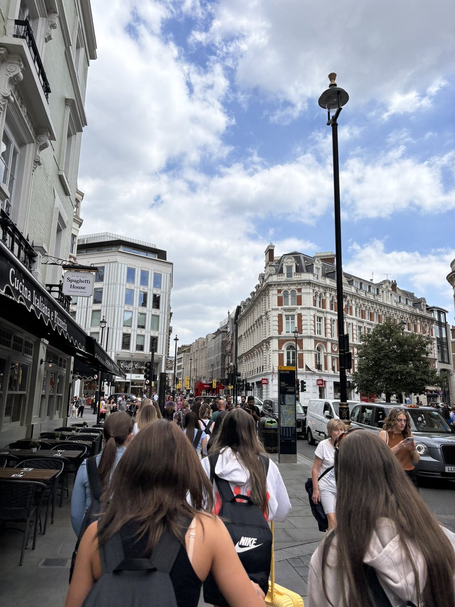 LornshillPE's tweet image. We have arrived safely in London. Some time to explore Covent Garden’s then onto our first workshop at Pineapple Dance Studios 💃🏻