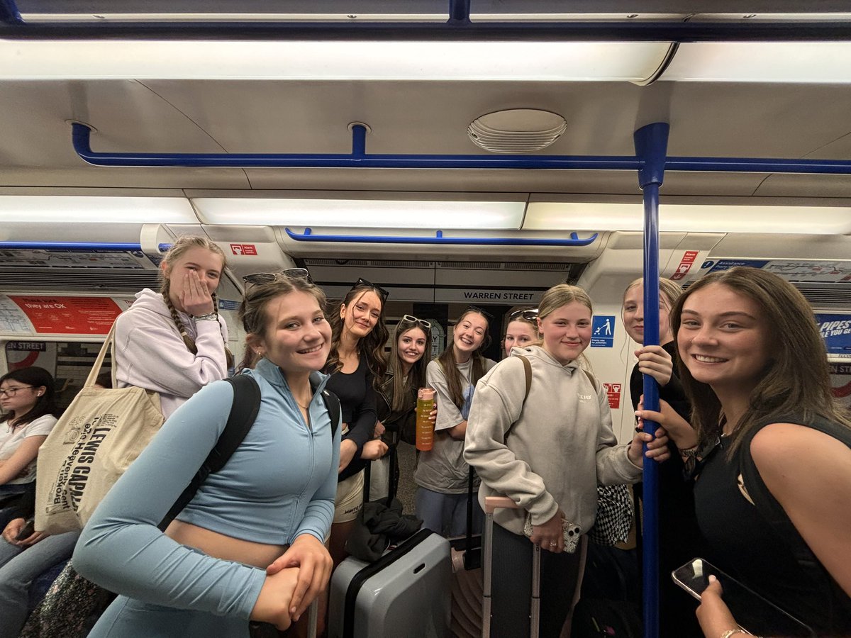 LornshillPE's tweet image. We have arrived safely in London. Some time to explore Covent Garden’s then onto our first workshop at Pineapple Dance Studios 💃🏻