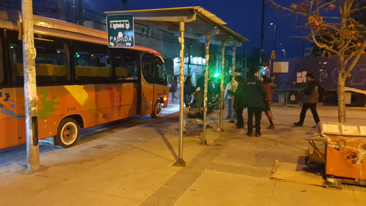 Opinin63673438's tweet photo. @EFEValparaiso buses y asistentes en las estaciones repartiendo tikets de acercamiento, esto es #villaalemana https://t.co/5bRP9eQD8R