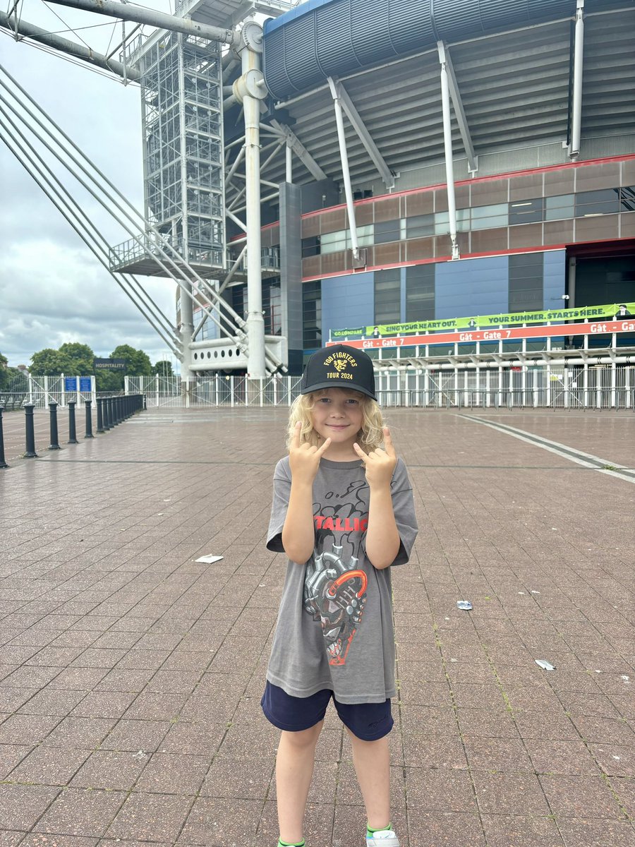 BimothyMc's tweet photo. Got his hat and ready to celebrate his 8th birthday @foofighters https://t.co/XKaLZYeH2h